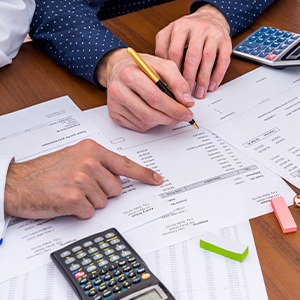 Jupiter patient discussing tooth extraction cost factors